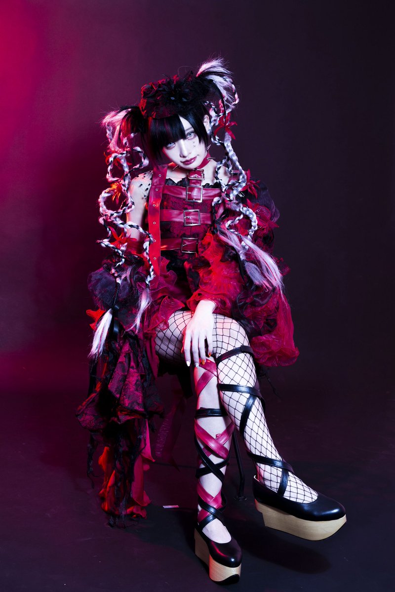 OhaguroD's tweet photo. 椎名ひかり ぴ様@Pikarin_shiina 
今年も衣装制作させて頂きました。
デザインは のむらこいち@mo24yu 
抽象度の高く美しい衣装になってます。
お近くで是非ご覧頂けたら嬉しいです。

#椎名ひかり 
#のむらこいち
#衣装
#コスチューム https://t.co/xYCvl6fatE