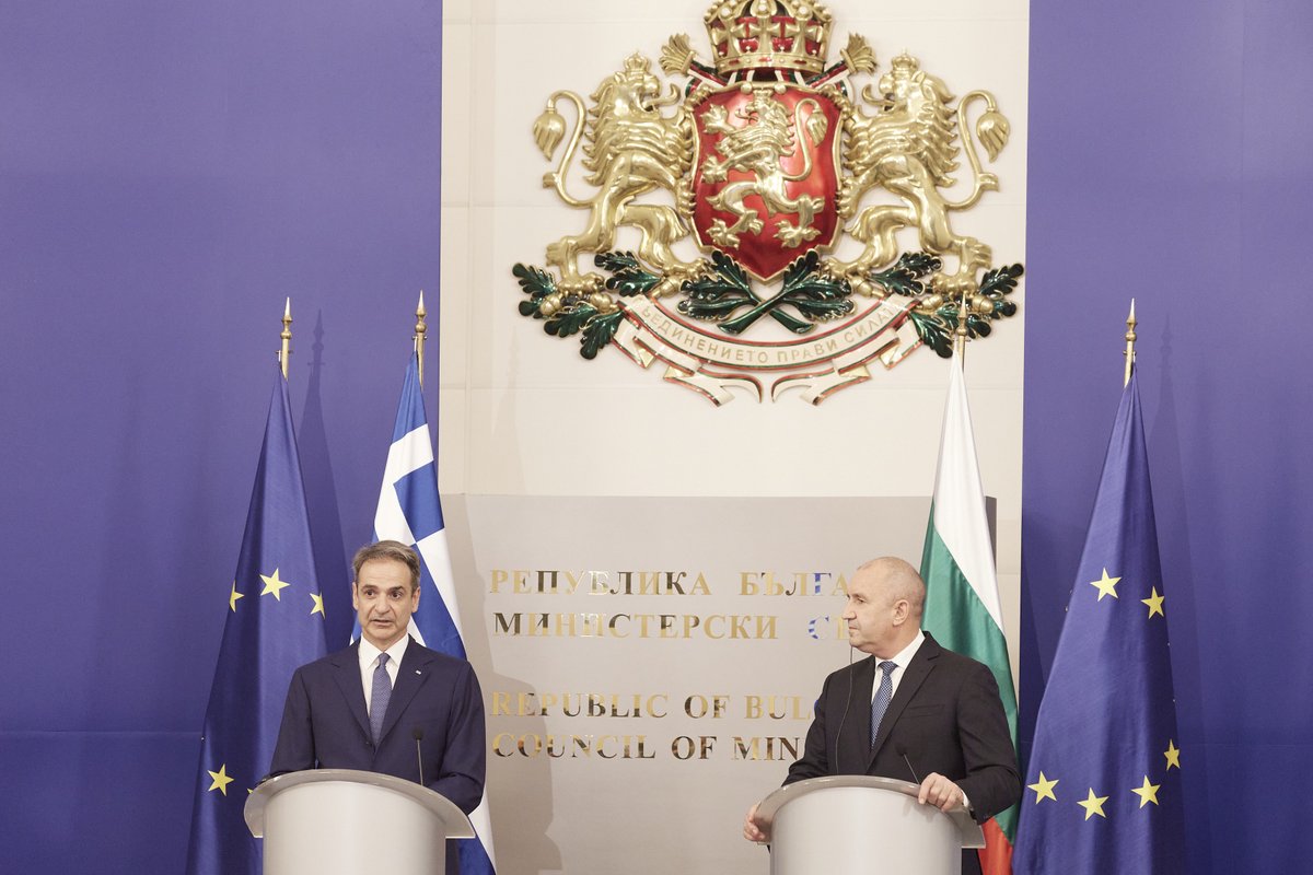 PrimeministerGR's tweet photo. Ευχαριστώ τον Πρωθυπουργό της Βουλγαρίας Rumen Radev για τη φιλοξενία. Είχαμε την ευκαιρία να συζητήσουμε για την ενίσχυση της διμερούς συνεργασίας, αλλά και για ζητήματα ευρωπαϊκής ατζέντας, με έμφαση στο νέο Πολυετές Δημοσιονομικό Πλαίσιο. https://t.co/GK3a8cIHiN https://t.co/EdyQoIYEip