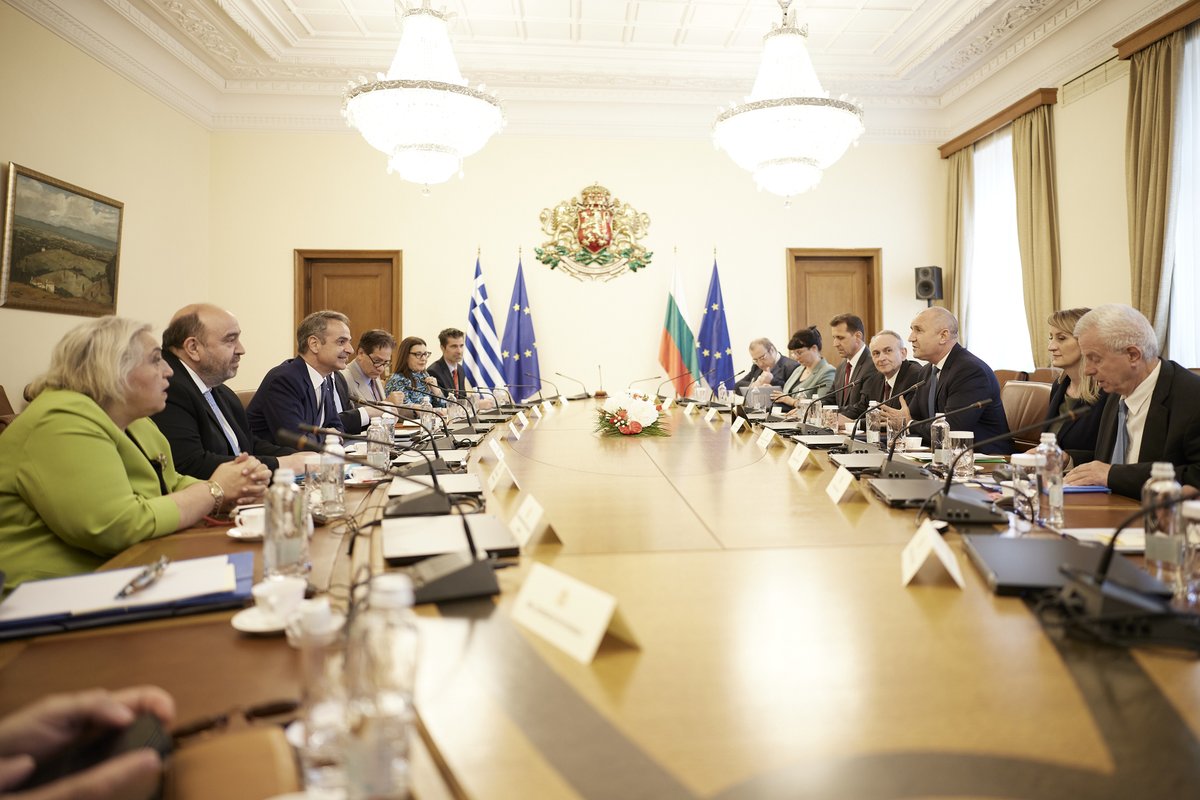 PrimeministerGR's tweet photo. Ευχαριστώ τον Πρωθυπουργό της Βουλγαρίας Rumen Radev για τη φιλοξενία. Είχαμε την ευκαιρία να συζητήσουμε για την ενίσχυση της διμερούς συνεργασίας, αλλά και για ζητήματα ευρωπαϊκής ατζέντας, με έμφαση στο νέο Πολυετές Δημοσιονομικό Πλαίσιο. https://t.co/GK3a8cIHiN https://t.co/EdyQoIYEip