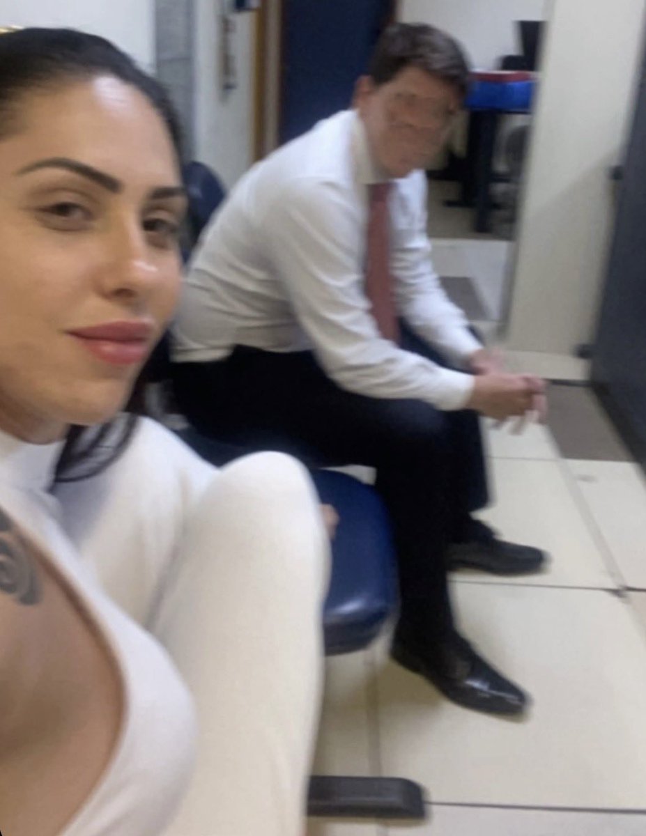 errejotadocaos's tweet photo. SÓ PARA LEMBRAR...  
ESSA FOTO FOI TIRADA POR MONIQUE MEDEIROS NA DELEGACIA POUCAS HORAS APÓS A M0RTE DE SEU PRÓPRIO FILHO... É NÍTIDA A TRISTEZA NO ROSTO DELA! 

O QUE VOCÊS ACHARAM DA DECISÃO DA JUÍZA EM “PERDOAR” MONIQUE? 

BEM VINDOS AO BRASIL! 🇧🇷 https://t.co/eHjy4HRvpq