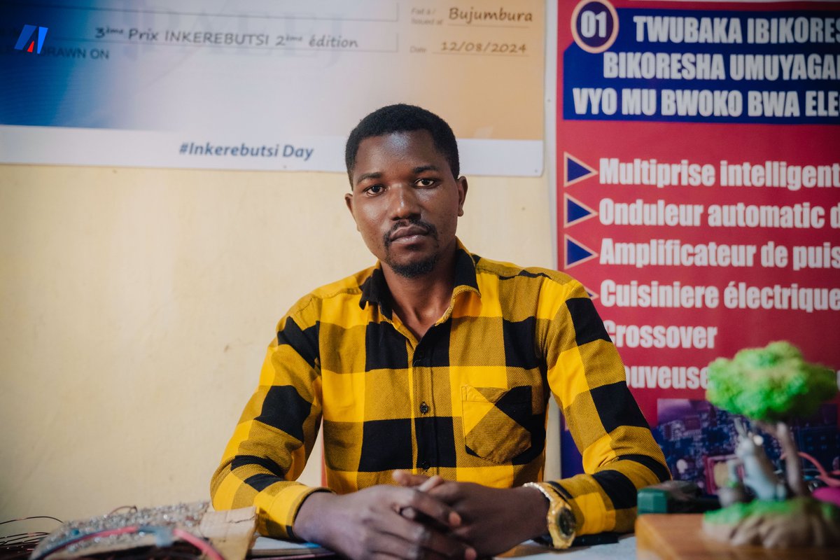 akezanet's tweet photo. 🔴🥰 Timothée NICOYANGEREYE yatoye ubuhinga bwo gukora imbabura ikoresha umu yagankuba muke cane, w'agaciro k'amafaranga 40 FBu gusa k'umusi.
=========
Umwe mu rwaruka rw’Uburundi, Timothée NICOYANGEREYE abandanya kwerekana ko urwaruka rufise ico rushoboye guterera, mu guteza imbere igihugu biciye mu buhinga n'ubushakashatsi.

Timothée avuga ko ibikorwa akora yavyigiye kw'ishure, ariko ko afise n'impano idasanzwe mu vy'ubuhinga. Muvyo amaze gukora harimwo imashini ibundikira amagi n'ibindi bikoresho bitandukanye. Ariko benshi ubu, bamumenyereye ku mbabura ariko arakora, ifise ubuhinga budasanzwe.

Avuga ko iciyumviro co gukora imbabura ikoresha umuyagankuba cavuye ku ngorane abanyeshure benshi bahura nazo, zijanye no kubura umwanya wo guteka canke kurara badatetse kubera ukubura amakara. Yaciye yiyumvira uburyo yotorera umuti ico kibazo, akoresha ubumenyi n'ibiharuro, asanga birashoboka gukora imbabura ikoresha umuyagankuba muke cane, ku giciro gito.

Nk'uko abisigura, iyo mbabura itwara amafaranga angana na 40 FBu gusa ku munsi, kandi ifise ubushobozi bwo kubika ubushuhe n'umuriro mu kiringo c'amasaha abiri n'iyo umuyagankuba woba ucitse.

Timothée abona ko uwo mugambi wo kwitabwaho, ugashigikirwa cane kuko wofasha abarundi benshi muri iki gihe amakara abandanya aduga ibiciro. Vyongeye, iyo mbabura irafasha no gukingira ibidukikije, mu kugabanya ikoreshwa ry'amakara n'inkwi.

🔷 Timothée ni umwe mu rwaruka rwahawe agashimwe n'Umukuru w'Igihugu c'Uburundi Evariste NDAYISHIMIYE, kubera ibikorwa vy'akamaro yakoze. Ari kandi no mu bashigikiwe n'umugambi @PAEEJ_Burundi, mu ntumbero yawo yo guteza imbere no kuramira impano z'urwaruka.

Timothée amenyesha ko ayo mahirwe yaronse yamwongereje ingoga zo kubandanya gukora izindi mbabura nyinshi no kwiyumvira ubundi buhinga bushasha bwogirira akamaro igihugu.

Ku bayikoresha neza kandi bakayifata neza, iyo mbabura ifise uburambe bushika ku myaka itanu, nkuko abishikiriza.

👏 Turamuteye intege

#lesbeautesdecheznous #akezanet #ibidukikije #entrepreneuriat #Burundi