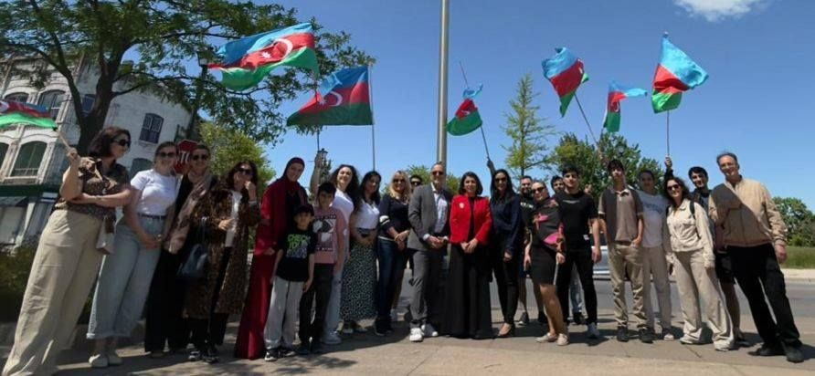 DiasporaAz's tweet photo. ✔️Kanadanın Niaqara Fols şəhərində 28 May – Müstəqillik Günü münasibətilə Azərbaycanın Dövlət Bayrağı ucaldılıb
✔️The National Flag of Azerbaijan was raised in Niagara Falls, Canada, on the occasion of May 28 – Independence Day

https://t.co/G5ve0NGtA2

#AzDiaspora 
#DiasporKomitəsi 
#Azərbaycan #Azerbaijan #Kanada