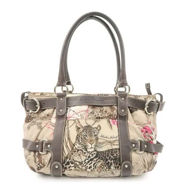 Lunerique's tweet photo. Experimenting with some more difficult stuff lately 🐆

Vintage leopard handbag UGC in progress! What do yall think?

#Roblox #RobloxUGC #UGC #RobloxDev #RobloxDesigner #RobloxAccessories #RobloxAvatar #UGCCreator #RobloxCommunity #3DModeling https://t.co/V3Ky4OmtTn