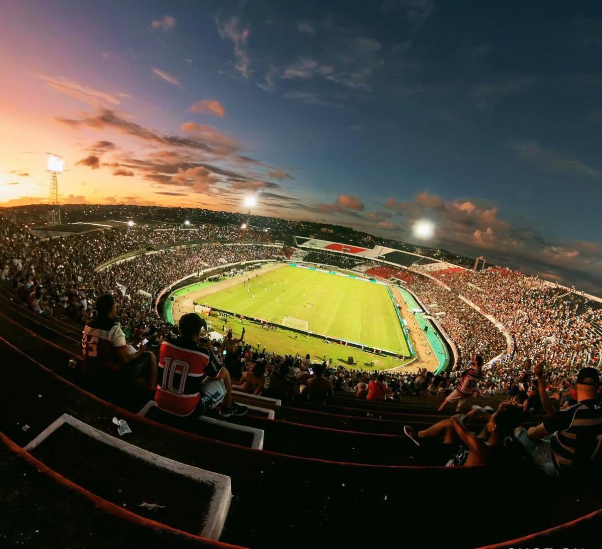 flaviothierre's tweet photo. Hoje seria dia de celebrar os 54 anos do estádio José do rego Maciel, mas o sentimento que perdura é de tristeza e revolta. Revolta por não ter a nossa casa a disposição, pelo descaso, pelo abandono e pelo ego de muitos que colocaram seus interesses a frente do clube. Nao é apenas um sentimento de pertencimento, é não só ter visto a história acontecer, mas ter feito parte dela.

Muito mais do que as vitórias, empates e derrotas acompanhadas das arquibancadas, o José do Rego Maciel se mistura a história de muitos torcedores. Histórias que tiveram seu início no grito de gol, nas brigas e reconciliações, nos abraços e até mesmo nas lágrimas que foram derramadas nas arquibancadas do Arruda, lugar que tivemos oportunidade está ao de pessoas que já se foram e também tinham o arruda como casa, seja nas sociais, nas cadeiras, no escudo, atrás das barras ou na geral.

O que nos restam é saudade e uma vontade absurda de voltar pra casa. 

Viva o José do Rego Maciel.