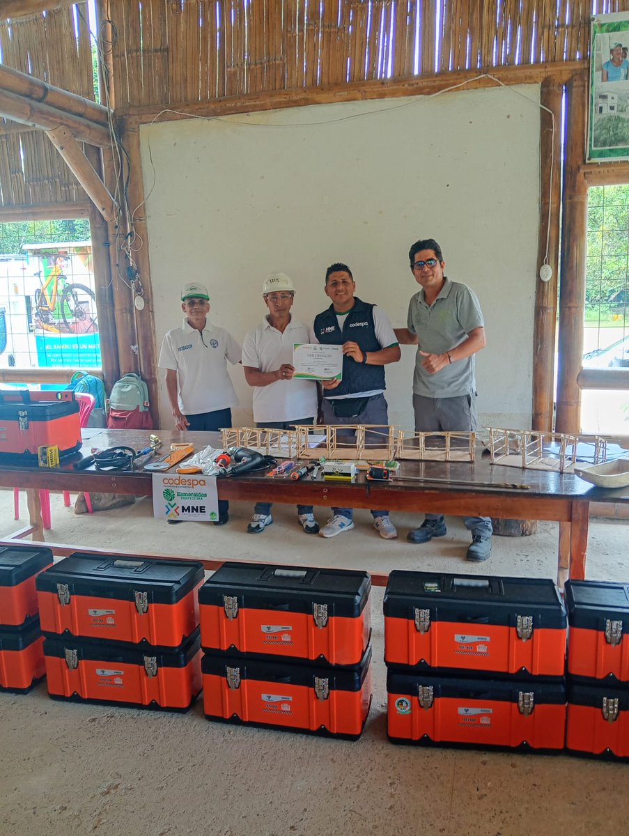 CODESPA's tweet photo. En el norte de Ecuador el bambú crece de forma natural y ya es parte de la economía de muchas familias🌱 Impulsamos Escuelas de Campo para que los productores compartan cómo mejorar su cultivo, controlar plagas y cuidar la cosecha. 30 de ellos acaban de graduarse, ¡felicidades!🎉 https://t.co/gstyce7Oi9