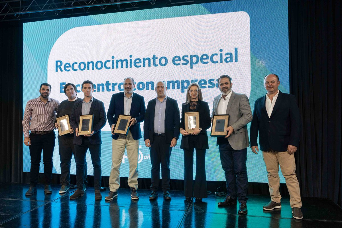 prensabna's tweet photo. 📍SANTA FE: EL BANCO NACIÓN RECONOCIÓ A EMPRESAS AGROINDUSTRIALES
 
En el marco de una nueva edición de @AgroActiva, se desarrolló el habitual encuentro con compañías clientes del sector, en el cual se distinguió a firmas y asociaciones que apuestan a la producción, la innovación tecnológica, la creación de puestos de trabajo y, especialmente, por potenciar la producción local, regional y nacional.
 
En esta ocasión, se otorgaron reconocimientos a Don Elías S.A., Censi Agroindustrial S.A., Agro de Souza S.A., El Hinojo S.A. y Casa Alarcia SACIFIAG.