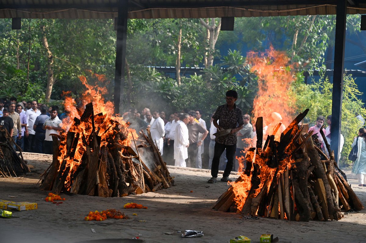 htTweets's tweet photo. #InPhotos | Family members and relatives gather at Moksh Dham in Sector 32 to perform the last rites of Hemlata Aggarwal, Vivek Aggarwal, Tarjani Aggarwal, Jivisha Aggarwal and Varya Aggarwal, who tragically lost their lives in the Malviya Nagar hotel fire incident. A somber farewell as loved ones pay their final respects. 

(📷: @parveenkumar_ht)