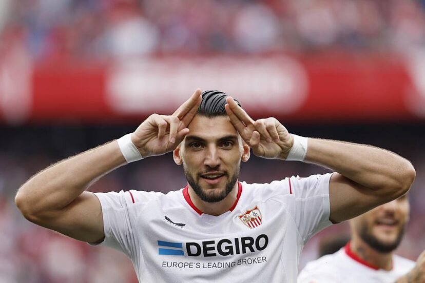 solofichajes123's tweet photo. El @SevillaFC busca destino para Rafa Mir en su último año de contrato después de que el @ElcheCF haya decidido no ejercer su opción de compra

▪️Publica @abcdesevilla que incluso no se descarta que se quede en la plantilla si se enquista su salida en el mercado veraniego https://t.co/Gr3BRq2f2c