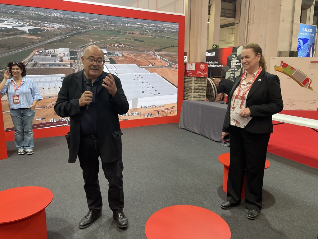 cimalsacat's tweet photo. El secretari de Mobilitat i Infraestructures de la @gencat i president de #CIMALSA, @manelnadal63, dona la benvinguda a l’estand i recorda que CIMALSA és l’eix per vertebrar la intermodalitat del transport de mercaderies https://t.co/c8yv5yN6P8