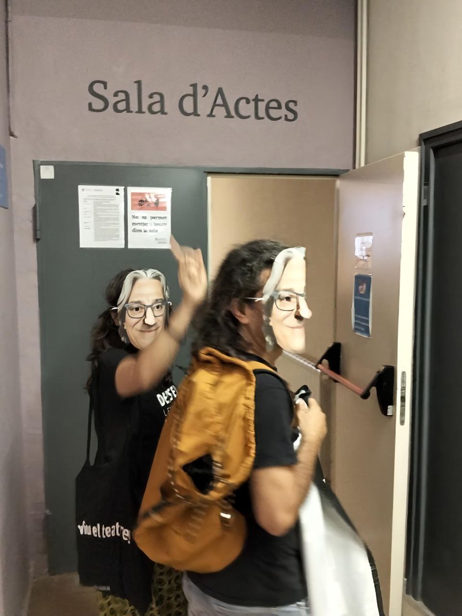 defensembiblios's tweet photo. Piquet informatiu a les Jornades del @cobdc per visibilitzar que les biblioteques estem en VAGA INDEFINIDA i per assenyalar al gerent @burguillosmf com a responsable de la mala gestió de @BibliotequesBCN.

Agraïm la solidaritat i el suport rebut per part del sector bibliotecari✊🏽 https://t.co/QRSQJavmFi