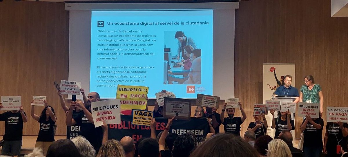 defensembiblios's tweet photo. Piquet informatiu a les Jornades del @cobdc per visibilitzar que les biblioteques estem en VAGA INDEFINIDA i per assenyalar al gerent @burguillosmf com a responsable de la mala gestió de @BibliotequesBCN.

Agraïm la solidaritat i el suport rebut per part del sector bibliotecari✊🏽 https://t.co/QRSQJavmFi