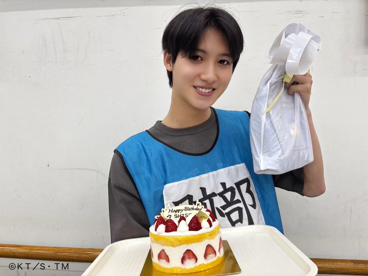 TennimuNews's tweet photo. 【#テニミュ 稽古場より】
開幕までちょうど一か月の本日も1日しっかりと全体稽古を行いました💪
そして本日は、6/2にお誕生日を迎えた跡部役 石川くんをみんなでお祝いしました！
石川くん、お誕生日おめでとうございました🎉
本日の稽古場からのお写真は、ケーキと共に嬉しそうな石川くんとお祝いの集合ショットです🎂