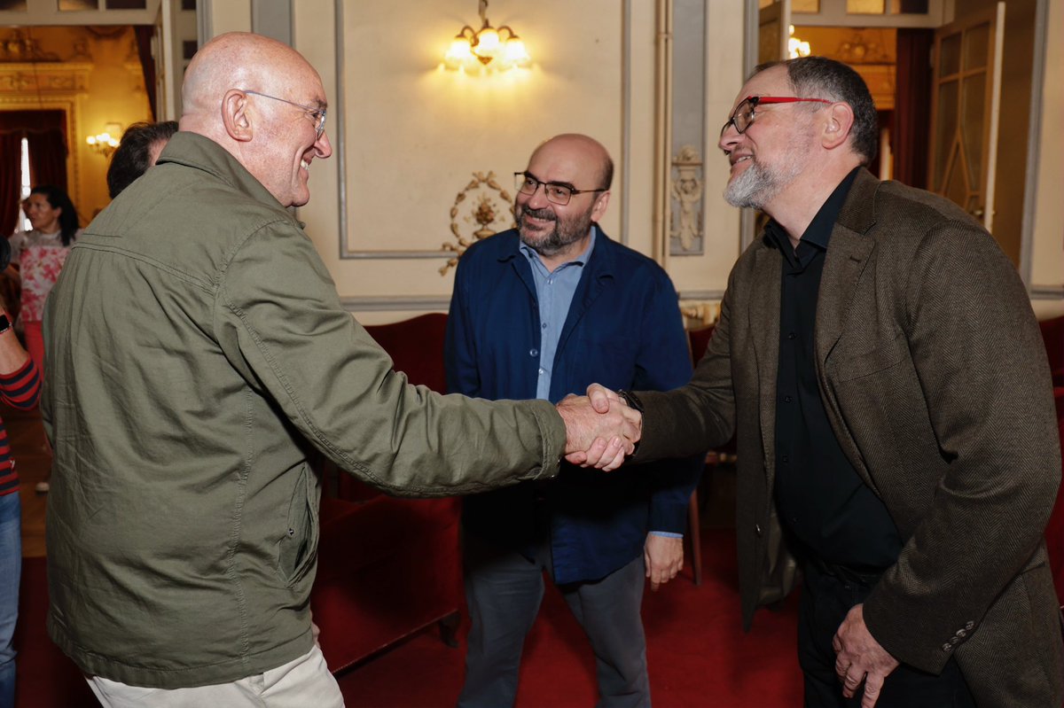 AyuntamientoVLL's tweet photo. 📚➡️ El alcalde, @JesusJCarnero, ha participado en la presentación de ‘Los años Pedridos’, la antología de humor gráfico de @HUMORJMNIETO, celebrada en el Círculo de Recreo.

@FerialibroVLL #59FeriaLibroVLL https://t.co/sWnUBSIeJN