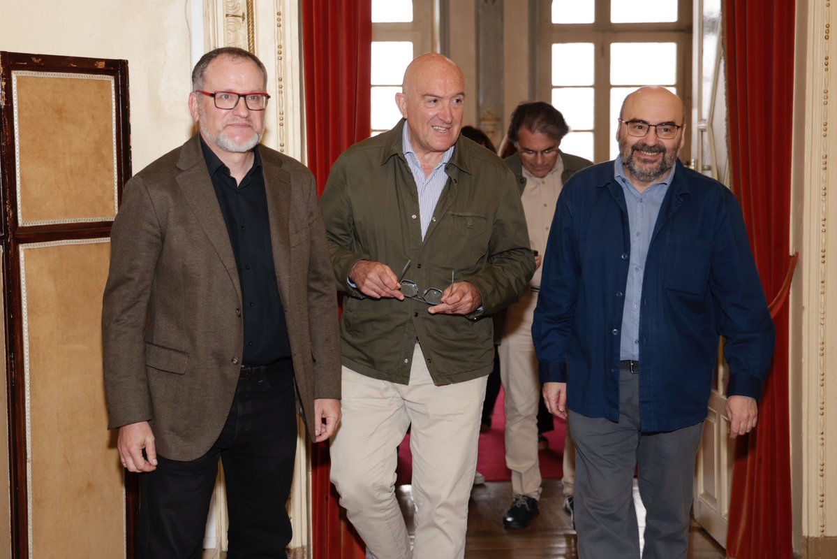 AyuntamientoVLL's tweet photo. 📚➡️ El alcalde, @JesusJCarnero, ha participado en la presentación de ‘Los años Pedridos’, la antología de humor gráfico de @HUMORJMNIETO, celebrada en el Círculo de Recreo.

@FerialibroVLL #59FeriaLibroVLL https://t.co/sWnUBSIeJN