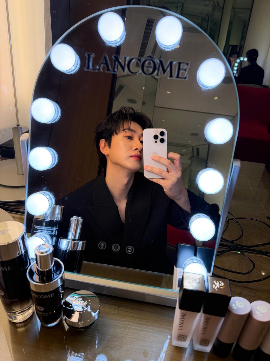 itismurmuring's tweet photo. E오빠의 대기중 거울샷과 🐺🐶💚🩷 https://t.co/nry97roeMV
