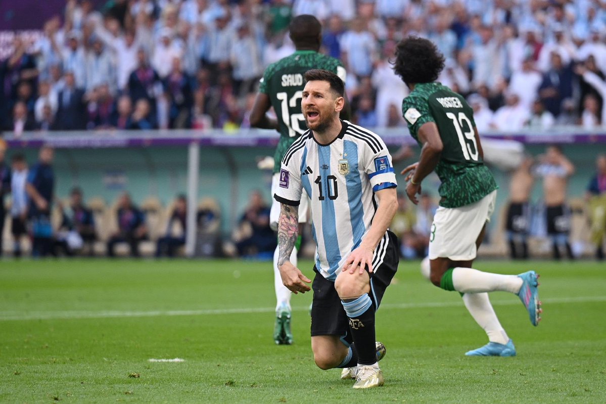 domonte's tweet photo. Nem sempre os campeões mundiais terminaram a Copa do Mundo invictos:

•  🇩🇪 Alemanha 1954 (perdeu de 8-3 da Hungria)
•  🇩🇪 Alemanha 1974 (0-1 Alemanha Oriental)
•  🇦🇷 Argentina 1978 (0-1 Itália)
•  🇪🇸 Espanha 2010 (0-1 Suíça)
•  🇦🇷 Argentina 2022 (1-2 Arábia Saudita) https://t.co/gcQn1fOwSy