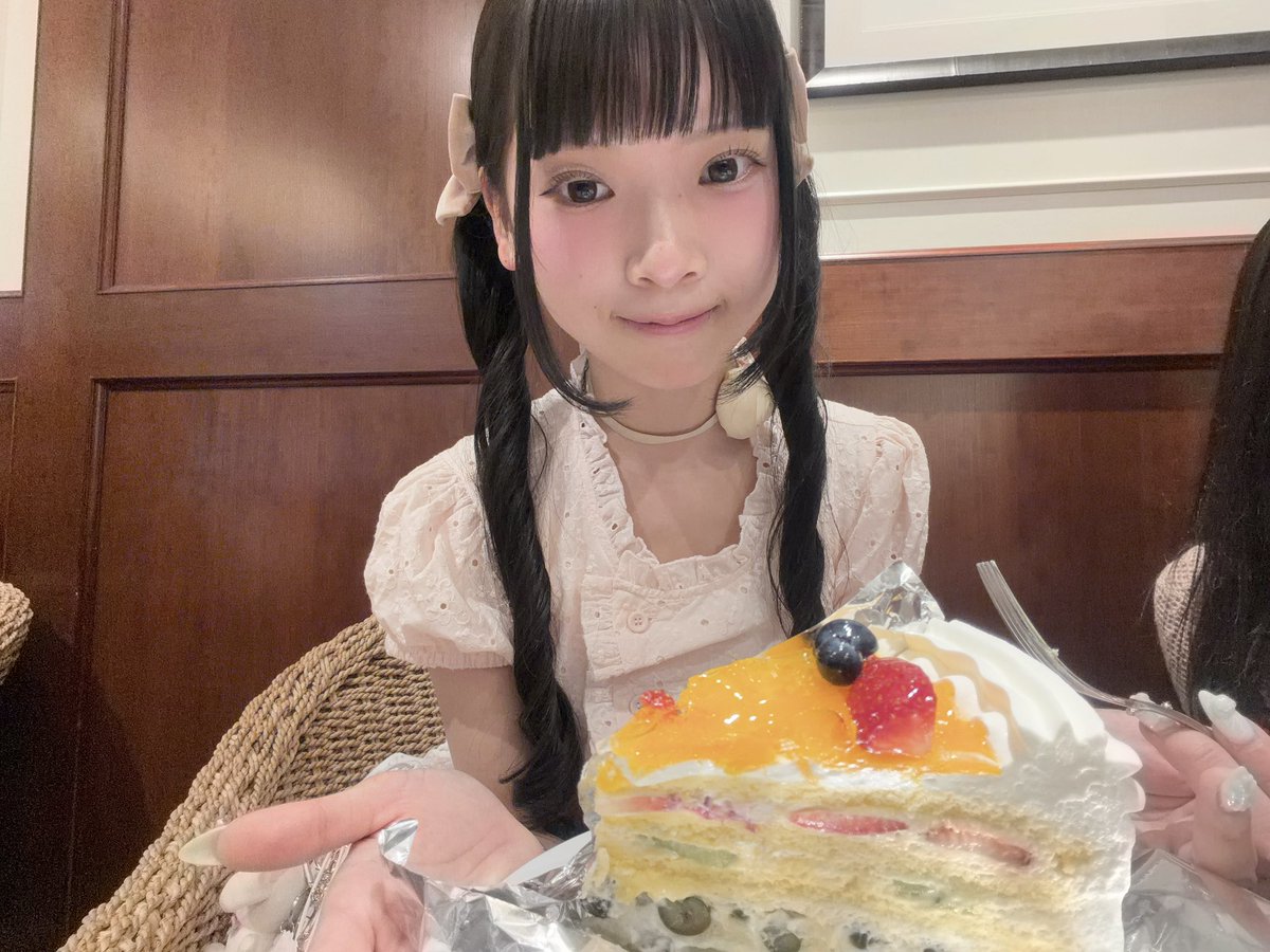 __feui_11e's tweet photo. ちゅるちゅるキラキラしたケーキと記念写真も撮りました📸️️⋆ .
断面からフルーツがたくさん見えてキレイだったよ( ᴗ̀ ̫ᴗ́ )🍓 https://t.co/NpGEmNOdPd