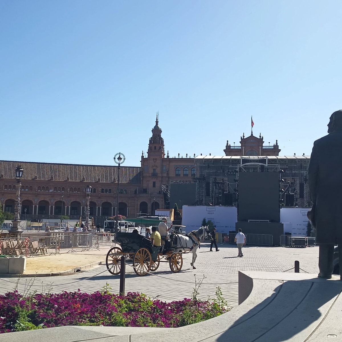 Manchy54's tweet photo. La marca de la Casa: uso privativo de espacios PP. #anibalgonzalez acogotado por #Icónica. No pararán hasta cargarse la #plazadeespaña #arquitectura  #privatizacion #sevilla #BIC  #patrimonio @ayto_sevilla @jlsanzalcalde  @HispaniaNostra   @culturasevilla  @PatrimoniodeSev https://t.co/jjTNOcWzQp