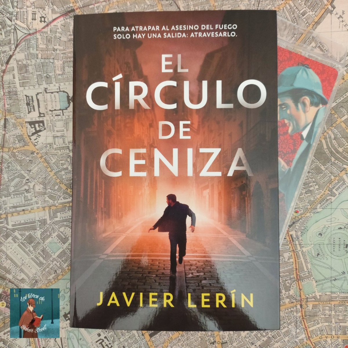 librosdebakerst's tweet photo. 🔥 EL CÍRCULO DE CENIZA de Javier Lerín. Suma de letras, 2026. 432 páginas

Comenzando lectura...📖

"Tras apagar un incendio en lo que parece ser un día más de trabajo, el bombero Martín Salaberri descubre los cadáveres carbonizados de una familia dispuestos en un círculo. En el centro, un recipiente con un nombre grabado: el del hombre al que todos dieron por muerto tras desaparecer hace dos años después de quemar vivo al deportista más célebre del país. Esas letras perseguirán a Martín de forma obsesiva, llevándole a investigar una serie de pistas inquietantes y un hilo de asesinatos marcados por la ceniza."