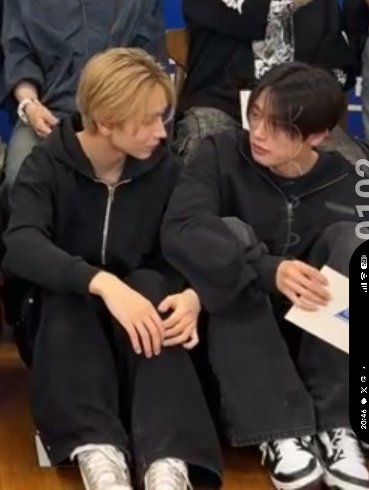 naitoumimi's tweet photo. ずっと距離ちっっっっかいな
 #岡田飯
 #岡田侑磨
 #飯塚亮賀 https://t.co/Q2hj0CnnRV