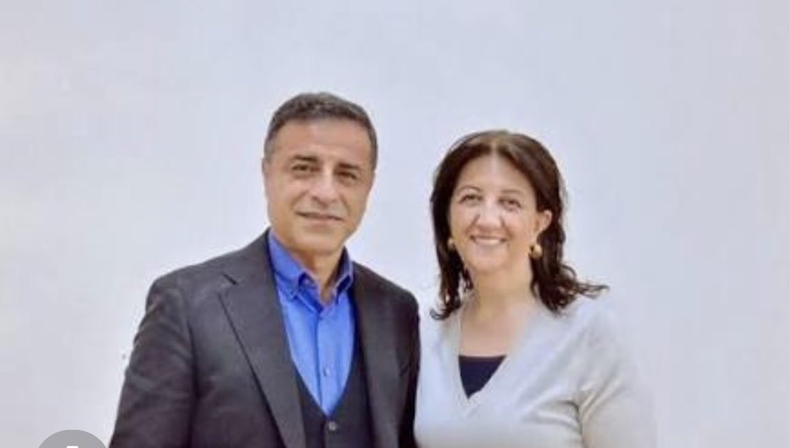 fatihportakal's tweet photo. Fotonun düşündürdükleri:
Zaman acımasız,10 yıldır cezaevinde olan bir insanın nasıl yaşlandığı gözlerinin önüne seriliyor.Dışarıda olsa bu kadar çarpıcı gelmeyecekti.Apo’nun geleceğinin tartışildığı süreçte Demirtaş’ın cezaevinde tutuluyor olması anlaşılır değil.Çekince ne acaba? https://t.co/s1WJ3tJTJI