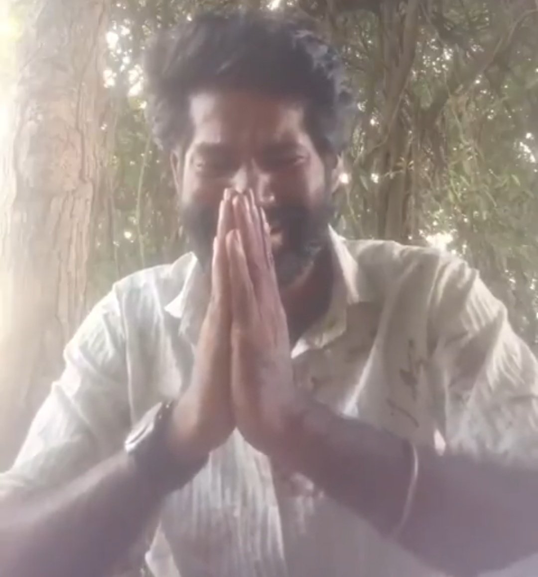pearsonlenekar's tweet photo. Police have identified this man as Dharmaraj, who allegedly attacked his wife Akshaya with sickle following a family dispute near Pattukkottai in Thanjavur district. Akshaya with severe injuries in her face undergoing treatment at Thanjavur Medical College Hospital. Police are searching for Dharmaraj, who is believed to have fled with their five-year-old son.