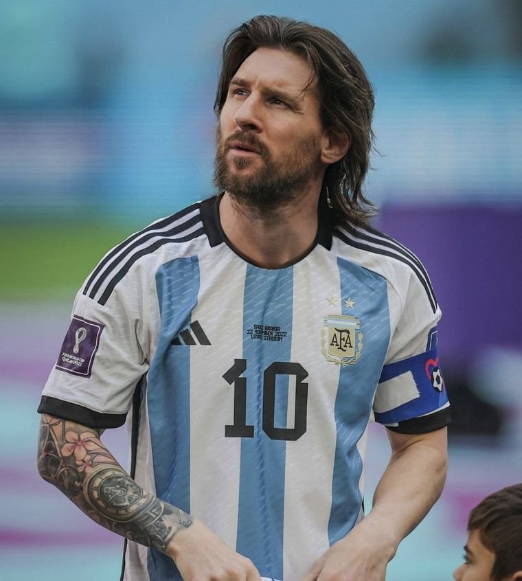 Bonmatimessi's tweet photo. Messi pulling up to his last world cup with long hair would've been absolute cinema, but sadly his barber hates Aura https://t.co/wv6yE18VnX