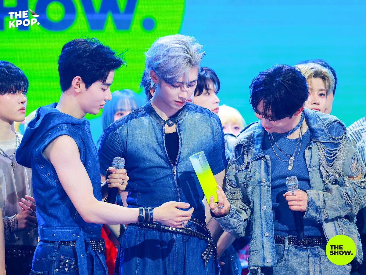 THEKPOP's tweet photo. [BEHIND PHOTO] THE SHOW. Ep.394 THE SHOW CHOICE #AND2BLE #앤더블 #THESHOW #THEKPOP https://t.co/7JrQNj6M5Y
