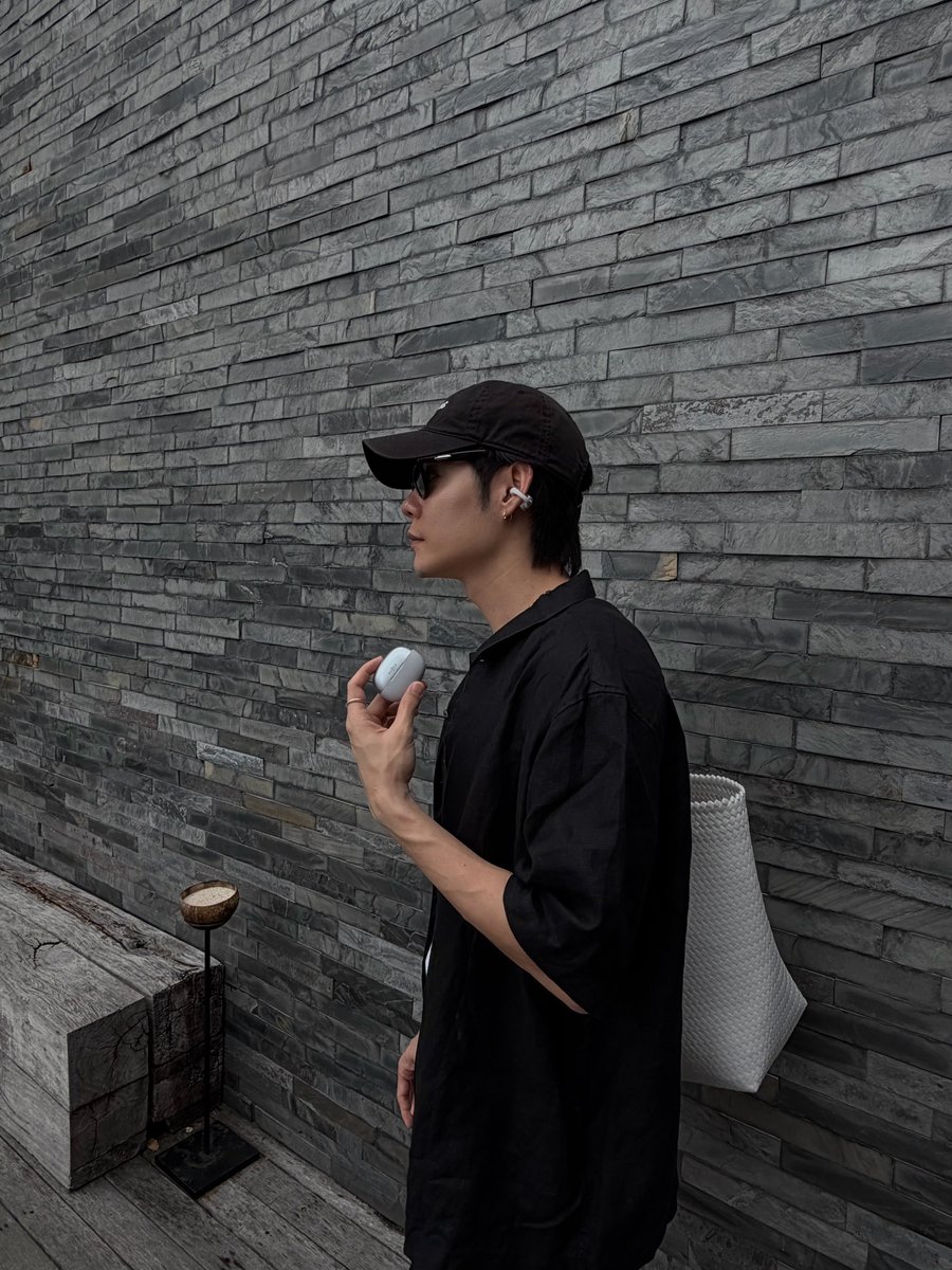 nodtified7's tweet photo. Repost • @nodted ใส่หูฟังแล้วเปิดเพลงเลย เลือกเพลงให้แล้ว 🖤
#OpenEar #Shokz #OpenDots2 #ShokzTH
#Nodted
#Nutthasid
#Nodtified https://t.co/sm7gg4XvXz