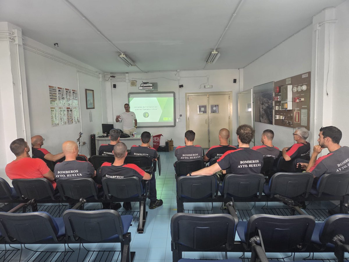 Plan_INFOCA's tweet photo. Mauri Martín, técnico de operaciones del #CEDEFO de #Cabezudos #Almonte, #Huelva) a solicitud de la Brigada E de los #Bomberos del @AytoHuelva, impartió en su parque una charla sobre quemas controladas. Estas iniciativas generan sinergia y potencian relaciones entre dispositivos https://t.co/SXCvVG0nK5