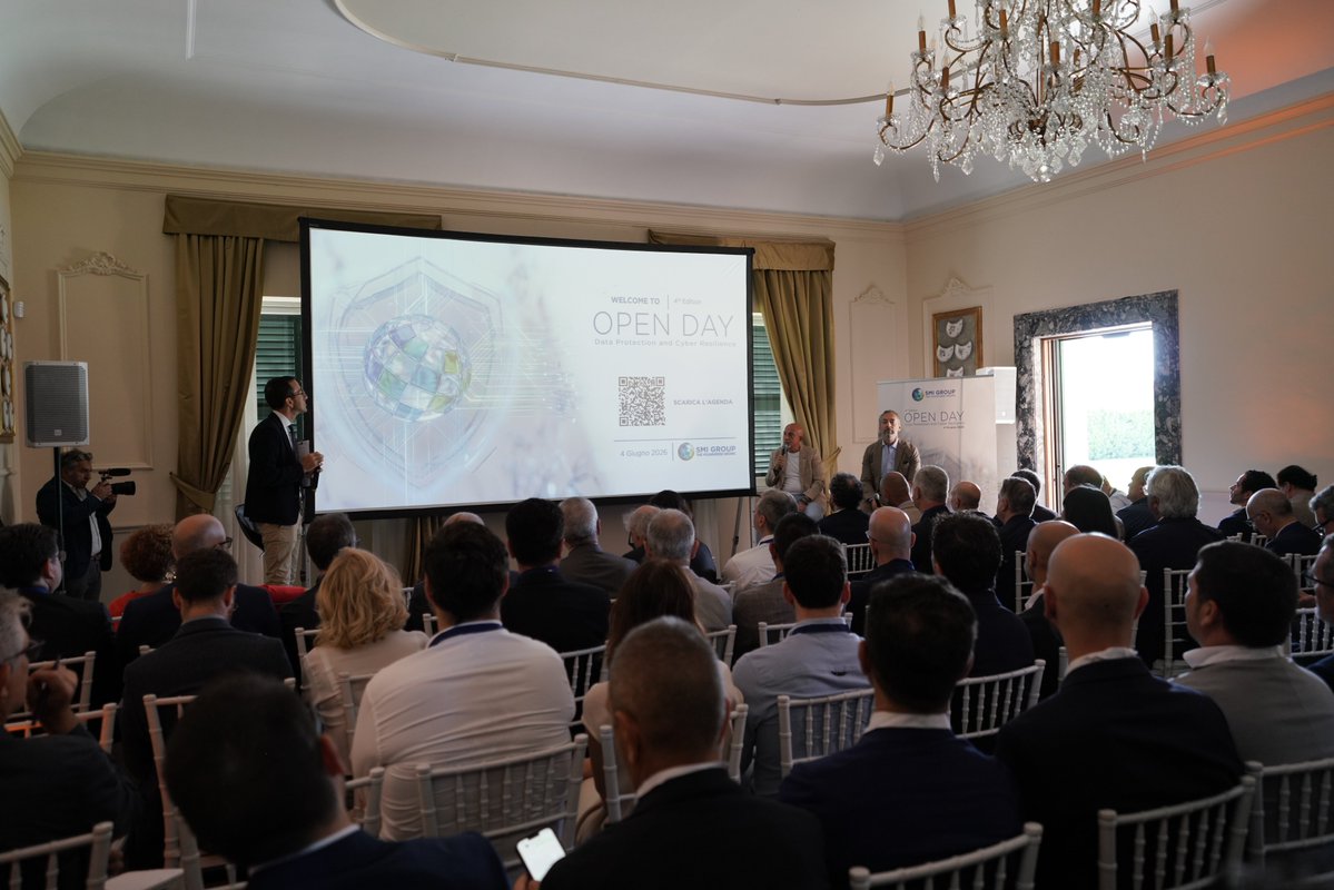 SMI_Group_IT's tweet photo. Ha poi preso la parola Cesare Pizzuto, CEO e Founder di SMI Group che dopo aver ringraziato i numerosi ospiti presenti si è focalizzato sul concetto di responsabilità: “Costruire infrastrutture funzionanti ed efficaci è un aspetto quasi scontato; come SMI Group il contributo che portiamo ai nostri clienti è lavorare affinché ci sia consapevolezza dei nuovi scenari che abbiamo di fronte, tra cloud, intelligenza artificiale, ambienti distribuiti. Riuscire a sfruttare l’innovazione è possibile solo attraverso la consapevolezza e noi, come aziende, abbiamo la responsabilità di rendere consapevole la comunità che viviamo, fatta di donne, uomini, aziende, partner, clienti. Perché governare significa anche educare. Aziende come la nostra hanno quindi una responsabilità oggettiva, quella di essere comunità educante; dobbiamo fungere da raccordo tra l’innovazione e il presente, per trasformarla in realtà. Giornate come quella di oggi sono un momento di condivisione di domande e risposte, di amplificazione culturale di questo modo nuovo di vedere la tecnologia.
Perché le tecnologie proteggono il dato, ma noi abbiamo la responsabilità di proteggere il futuro”.