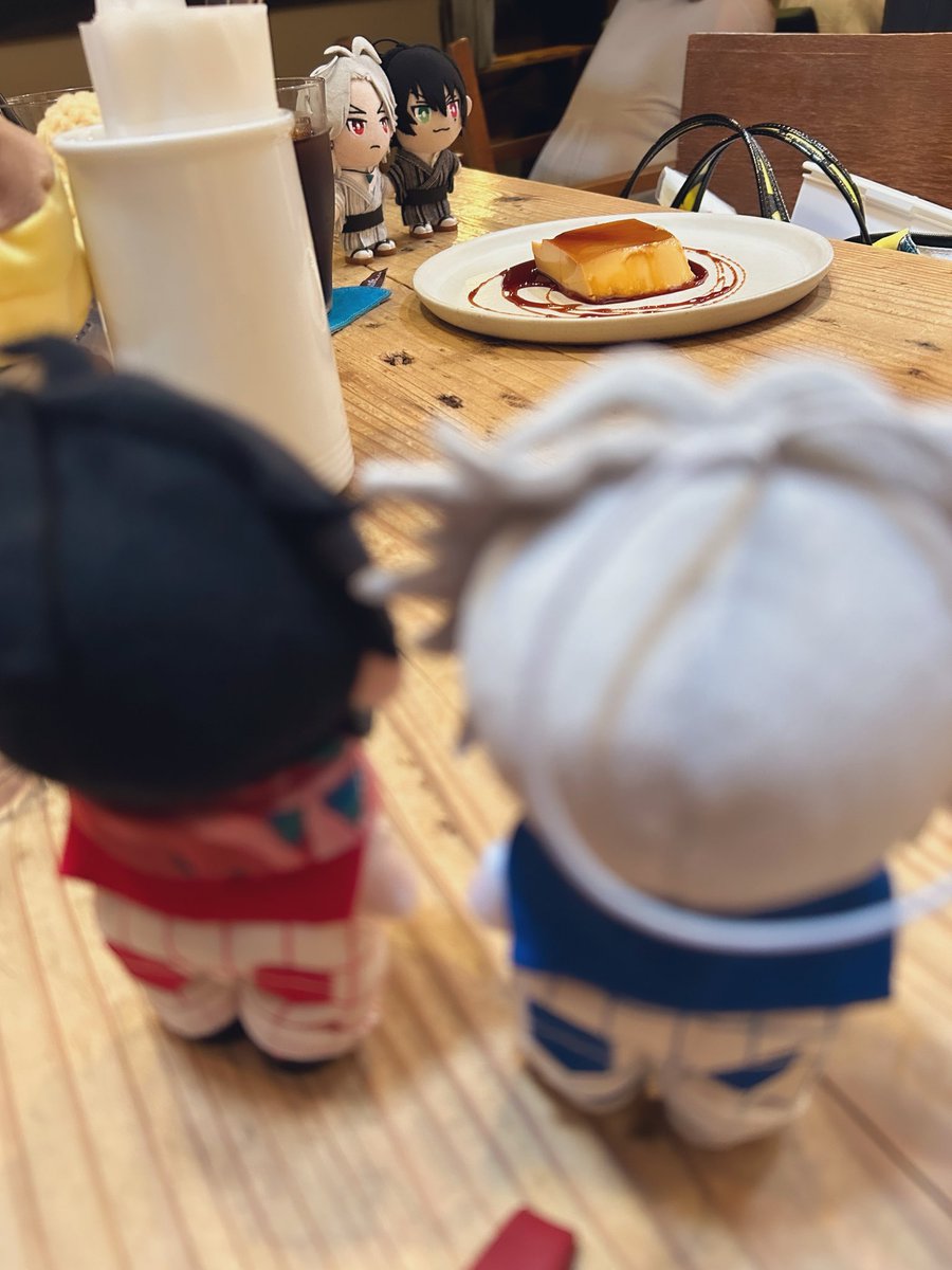 lotus_yam's tweet photo. 周りのおともぬいには美味しそうなプリンがあるのに自分たちには無くて、かなしみのぬい……にささみぬさんが救いの手を差し伸べてくれたのでプリンある！✨になったぬいちゃん😂(ニンゲンがとにかく喉乾いてて、ハーブティーしか頼まなかったため) https://t.co/i3IzD9gYH8