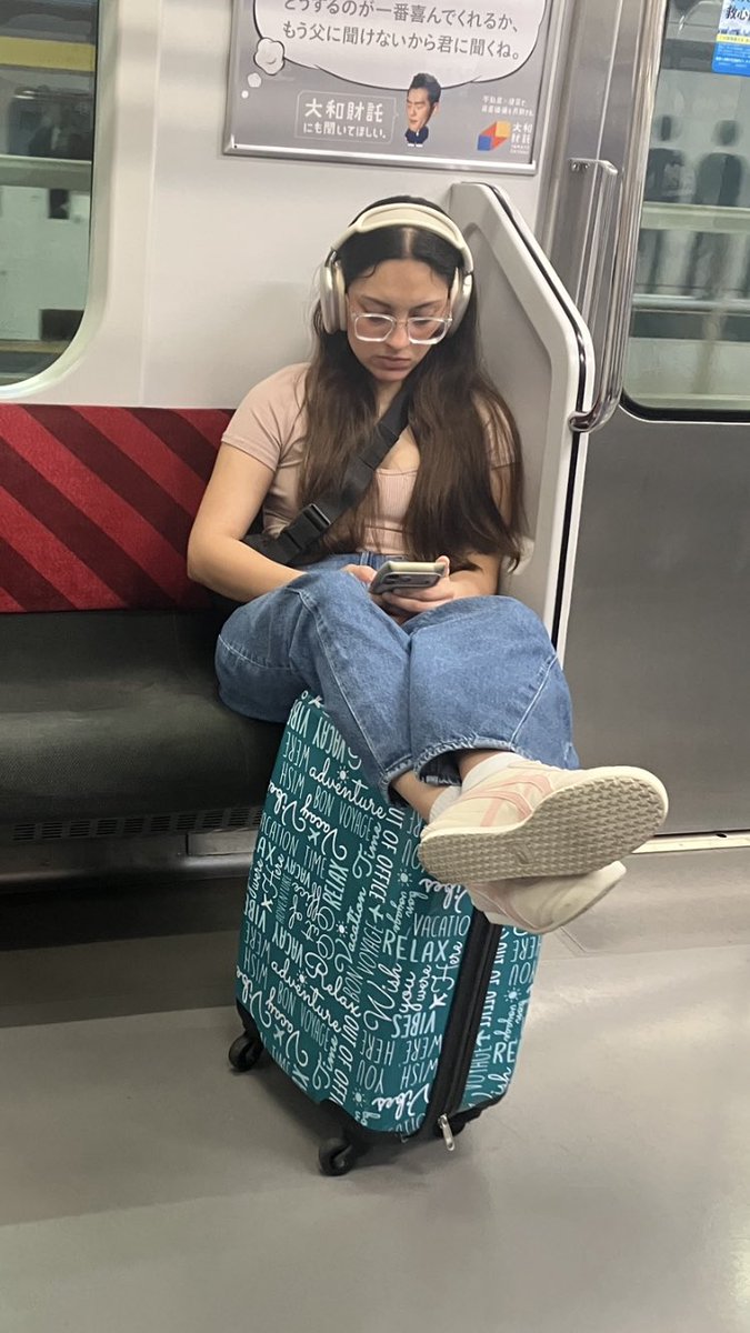 urasima_t's tweet photo. 日本人がガイジンを嫌う理由
The reason why Japanese people dislike GAIJIN.
＃電車マナー 
＃ガイジン嫌い https://t.co/A6ZqGTVezz