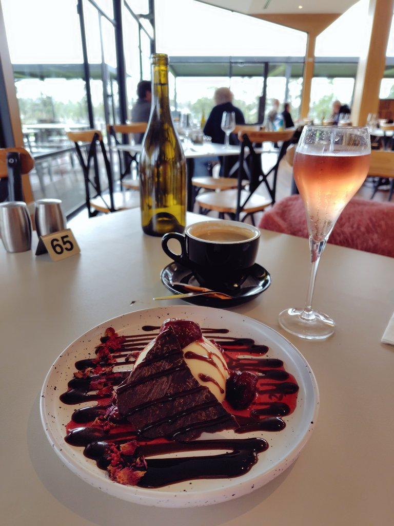 abientot_qq's tweet photo. Yarra Valley🍇🍷🍫 https://t.co/Ob6vHn0qo3