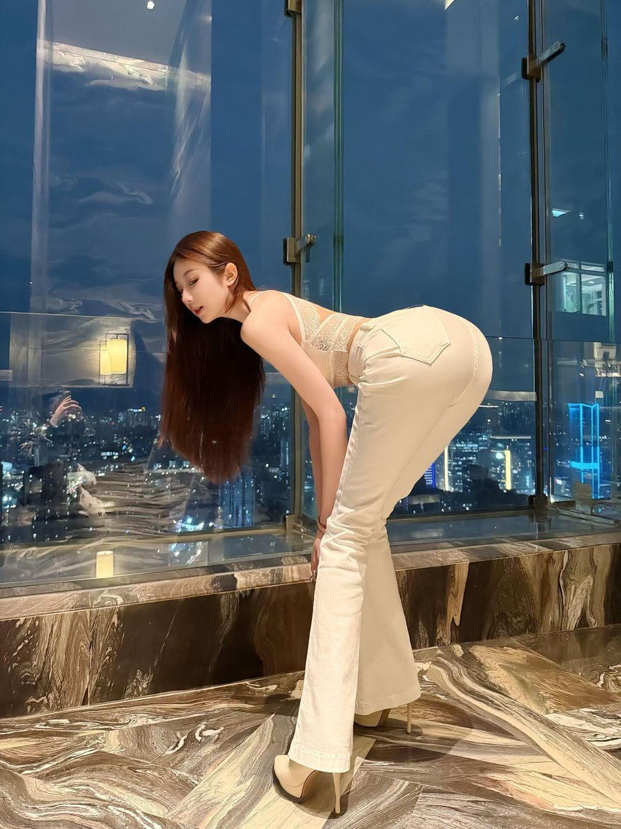 HeyFung's tweet photo. 腿软了……摆这个姿势的时候脑子一片空白，只知道把最羞人的地方露给你 https://t.co/DqXZR4mgOc