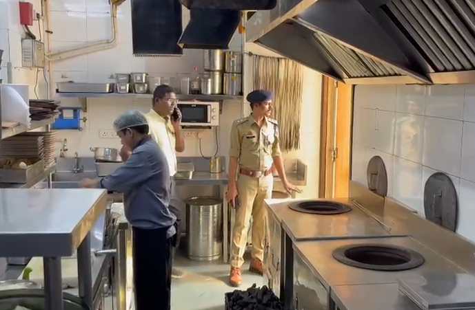 bstvlive's tweet photo. मुज़फ्फरनगर : दिल्ली होटल अग्निकांड के बाद अलर्ट
➡️जनपद में दमकल विभाग हुआ अलर्ट
➡️अधिकारी मजिस्ट्रेट के साथ पहुंचे होटल
➡️नामचीन होटलों मे सघन चेकिंग की
#Muzaffarnagar #DelhiHotelFire #FireSafetyAlert @muzafarnagarpol @DmMuzaffarnagar https://t.co/4LmaYdcTiB