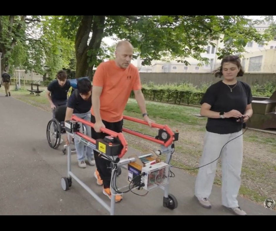 SPINALpedia's tweet photo. Sebastian Tobler, an incomplete quadriplegic, a research patient in spinal cord stimulation trials, worked with his team to create "Infinite Parallel Bar Walker," which helps people walk further distances.

https://t.co/bgpHpnFyCe

#spinalcordinjury #spinalcordinjuryresearch https://t.co/YRTNeidAop