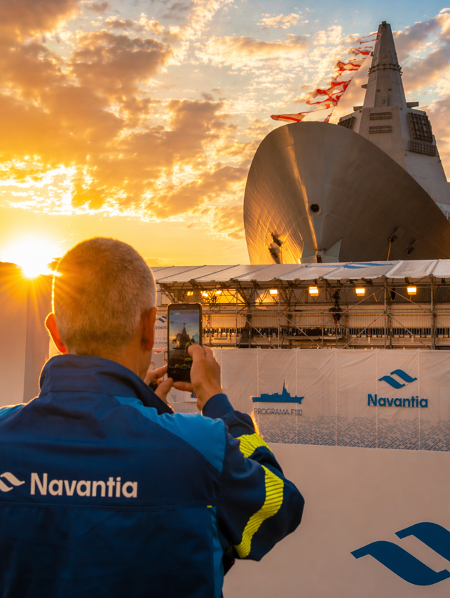 NavantiaOficial's tweet photo. 🤳Un nuevo buque deslizándose al mar, el trabajo de cientos de personas detrás, y un mismo objetivo: hacerlo posible.

🌊 Recordando la botadura de la #fragata F-111 Bonifaz: https://t.co/in9Mkf8nMn

Programa F-110. Seguimos. 🚀 #Navantia https://t.co/JjLvEBErOW