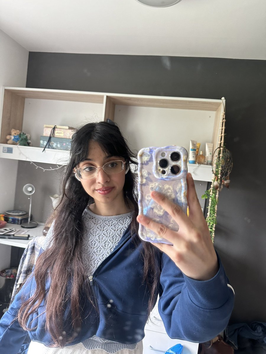 alyarexix's tweet photo. The girl who was supposed to die before uni and the girl who just submitted the final version of her research masters thesis https://t.co/QmlcrqfjHo