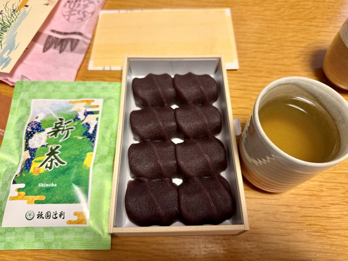 T884_DBAC's tweet photo. お土産に買って帰った辻利さんの新茶と赤福いただきます https://t.co/2CtODcSDFK