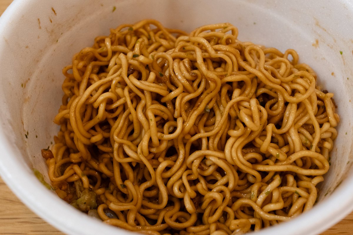 nenzab's tweet photo. 【#PR】リニューアルした「BASE YAKISOBA®︎」(ベースヤキソバ)4種類を食べ比べ！🥢

その中だとお気に入りは「魚介醤油まぜそば」！🐟
 「トムヤムまぜそば」はパクチーと辛味がガツンと効いていて、麺のクセが気になる人にはこれが一番食べやすいかも🌿🌶️

好きなフレーバーを選べるのが良いですね✨

#BFSupporters #ベースヤキソバ #BASEYAKISOBA