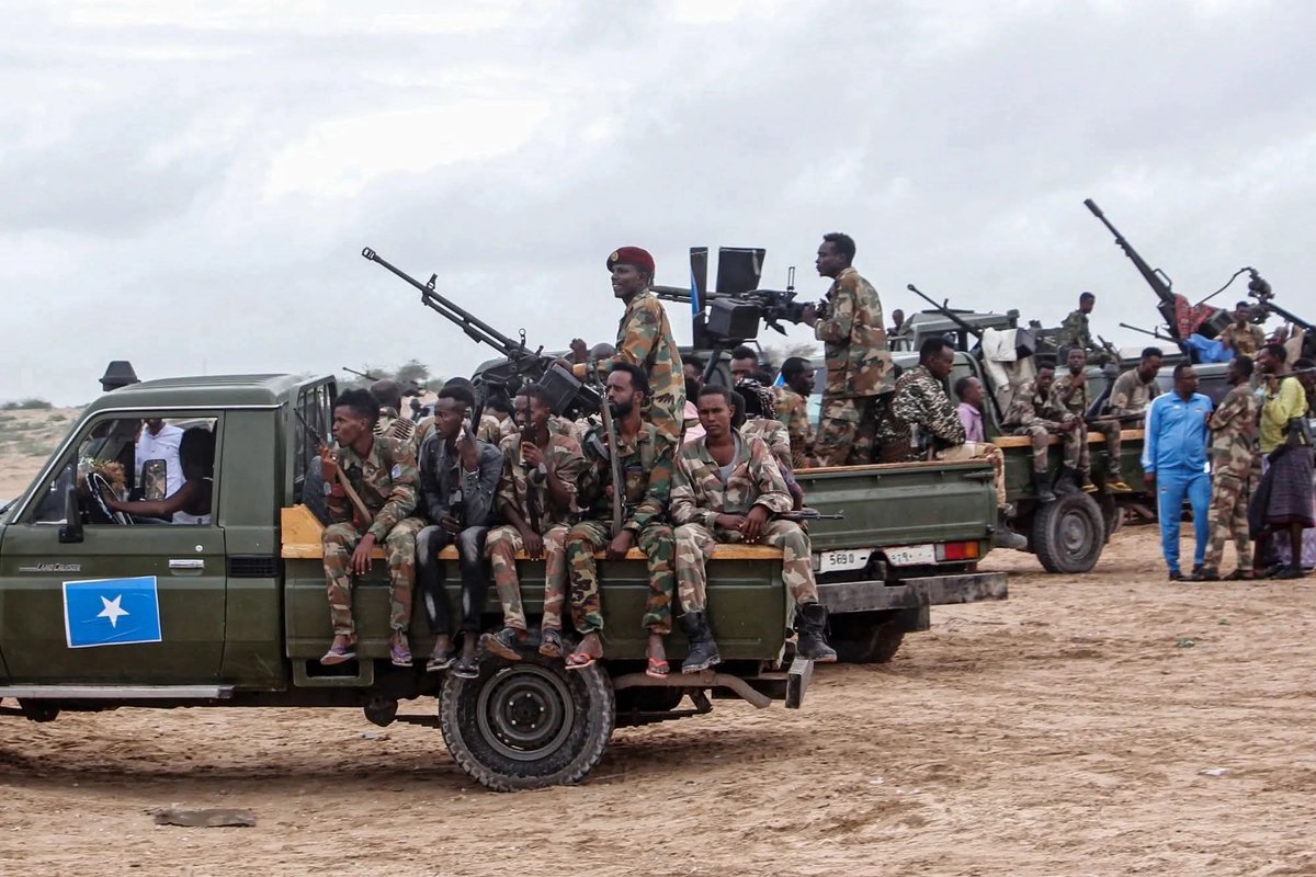 IsmacilYuusuf's tweet photo. The somali opposition alliance have crashed dictator Hassan Sheikh who attacked formerly the opposition forces homes. Large numbers of dictator Hassan forces oined the opposition forces. This is typical example for dictator Hassan forces that joined the opposition forces. https://t.co/Ghmcqf51YJ