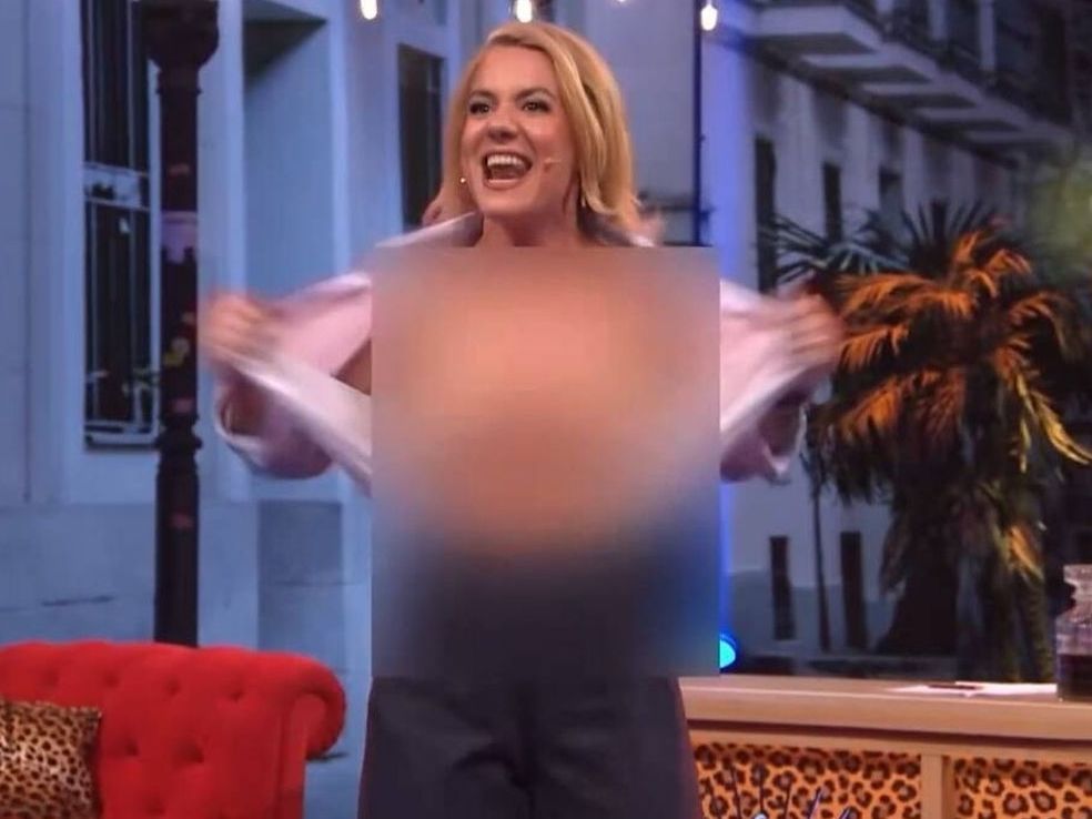 forocoches's tweet photo. HENAR ÁLVAREZ se quita la ropa al inicio de su programa 

https://t.co/jGgQrYA1o4 https://t.co/LIWERghbWz
