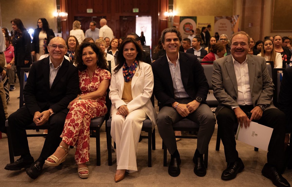 DIFMunicipalSLP's tweet photo. El Alcalde @EF_Galindo y nuestra Pdta @EstelaArriagaM estuvieron en la inauguración del Foro Empresarial Bajío 2026, organizado por #AMEXME Capítulo SLP, para impulsar la capacitación, la innovación y el fortalecimiento de vínculos entre empresas y economía potosina https://t.co/Oei7bIgtg2