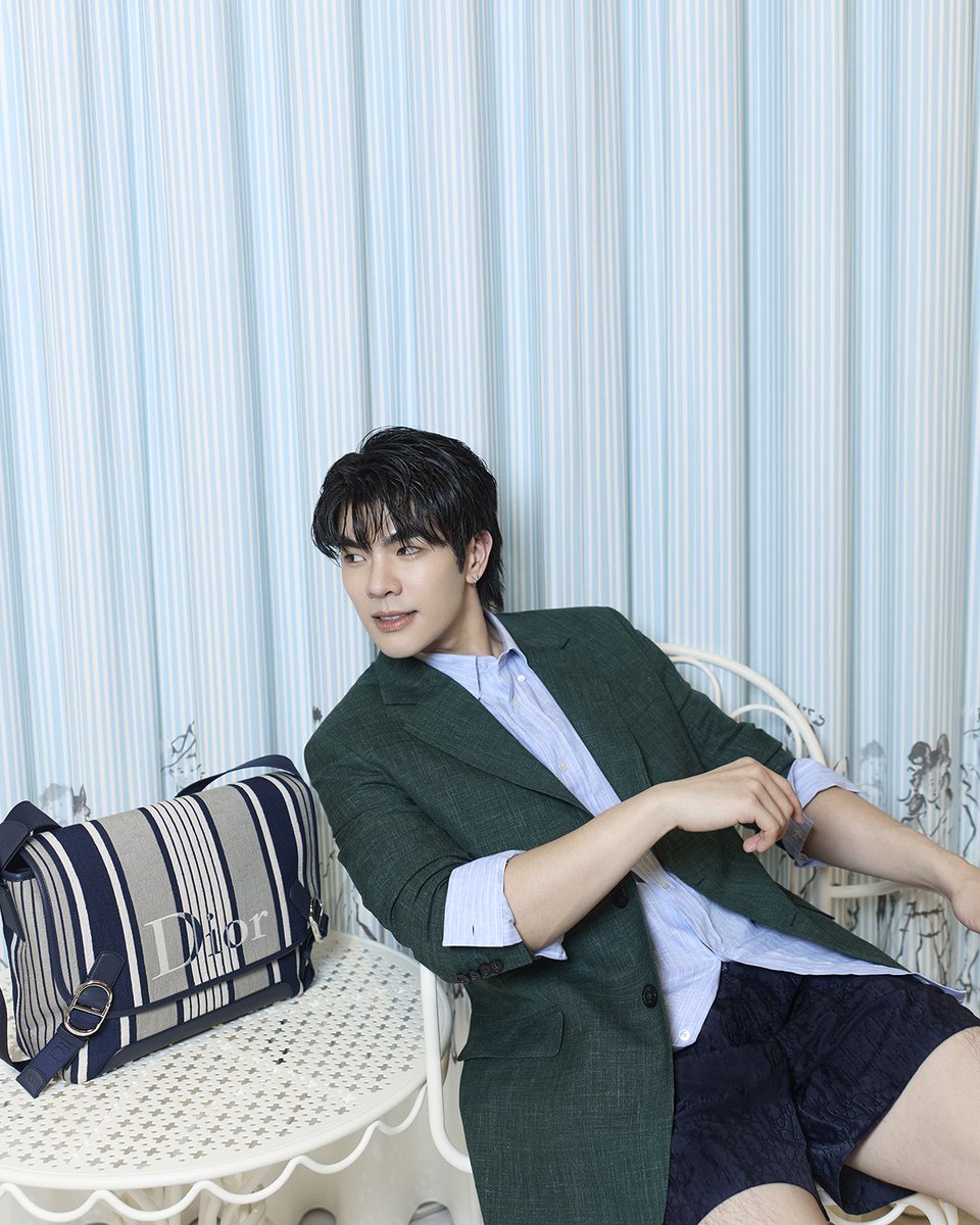 EverydaynewsTH's tweet photo. เสิร์ฟภาพของ "มาย ภาคภูมิ" Dior Ambassador กับลุคใหม่ที่เต็มไปด้วยความสนุกสนานกับ Dior ในคอลเล็กชัน Dioriviera 2026 โดย Jonathan Anderson ที่พร้อมต้อนรับซัมเมอร์

@milephakphum
#MilePhakphum
#Dior #Dioriviera https://t.co/qPP0uatBoy