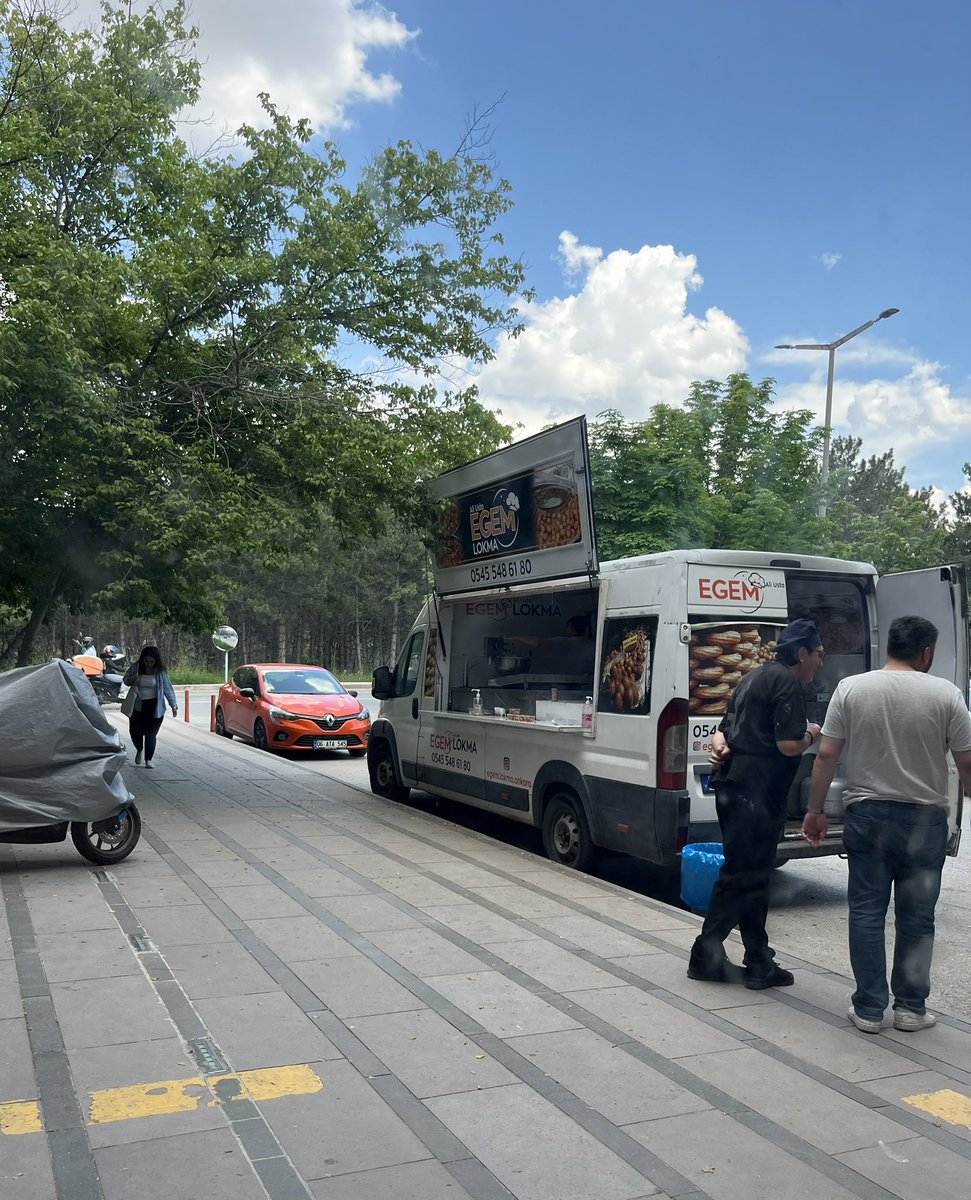 ceyxn's tweet photo. O gece odtü inşaat önündeki lokma kazanları sabaha kadar lokma kaynattı kızım işte öyle https://t.co/jZjXzYSFPr