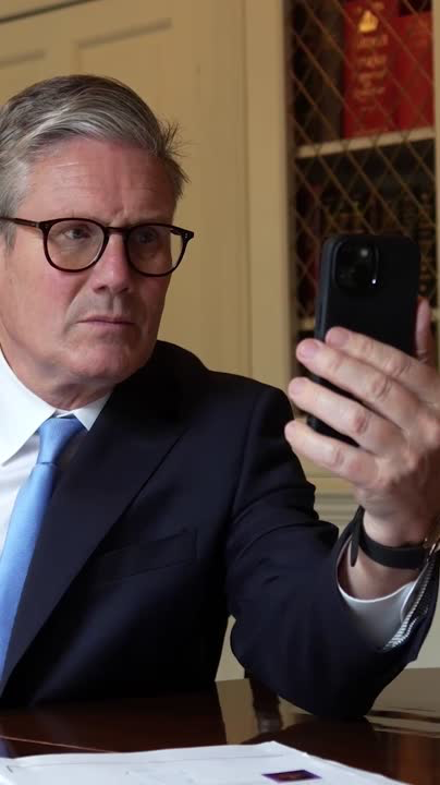 lfg_uk's tweet photo. 🚨BREAKING: Keir Starmer has been spotted struggling to login to his phone. https://t.co/YUw6bbdtsf