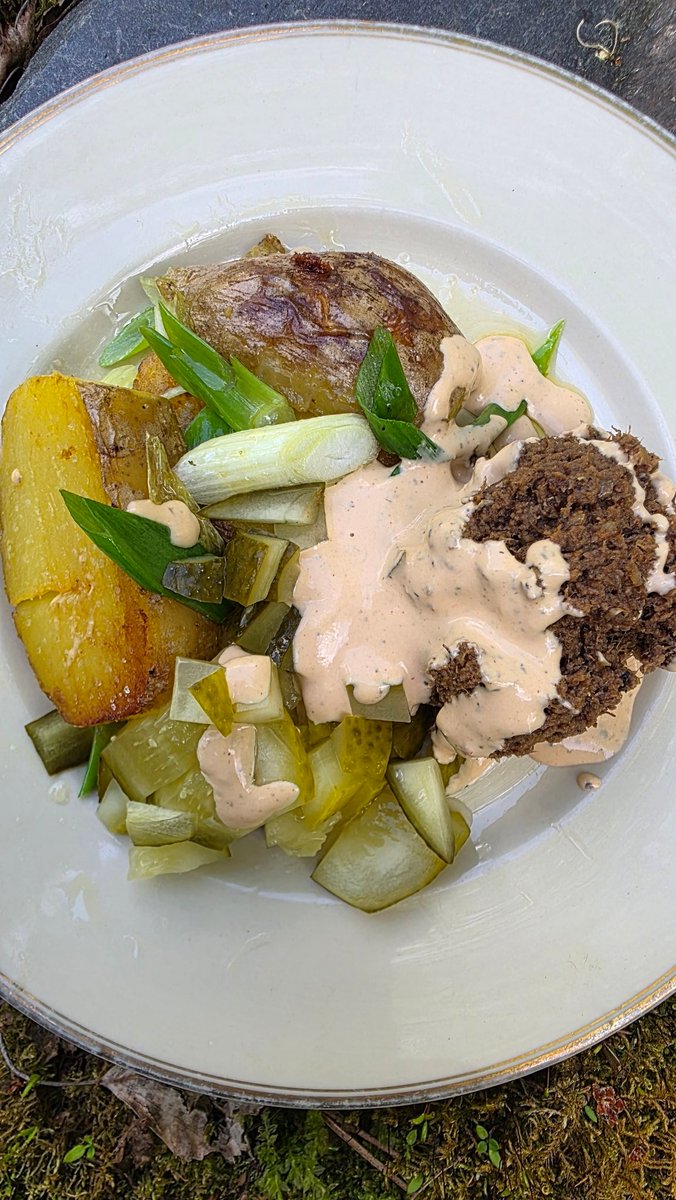 errorflyn's tweet photo. Roskaa vai rautaa
Viimeiset peurankyljestä valmistetusta vorschmackista.
Kurkku on Herkkumaan kurkkua, koska ollaan hämeessä ja kastike ei ole smetanaa, vaan Maitokolmion ranchia.
Blokatkaa tänään on marskin syntymäpäivä, mutta toimii ja hyvin.
@OttoMeri @Jussi_Andelin https://t.co/yceBCQ8TKd