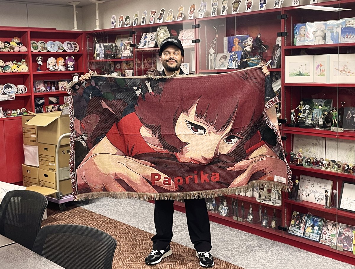 Madhouse_News's tweet photo. グラミー賞歌手The Weeknd（@theweeknd ）さんが先日、マッドハウスに来社されました！

The Weekndさんは今 敏監督の『パプリカ』の大ファンとのことで、今回のご来社が実現🦋
当時の制作資料をご覧いただいたり、社内をご案内したりと、とても素敵なお時間をご一緒させていただきました。

初上映から20年を迎えた『パプリカ』は、4Kリマスター版の全国上映やコラボイベントの開催、関連商品の発売も決定するなど、今なお多くの方々に愛され続けている作品です。

今回はThe Weekndさんから、作品への深い想いを直接伺うことができ、大変光栄でした。

The Weekndさん、ありがとうございました✨