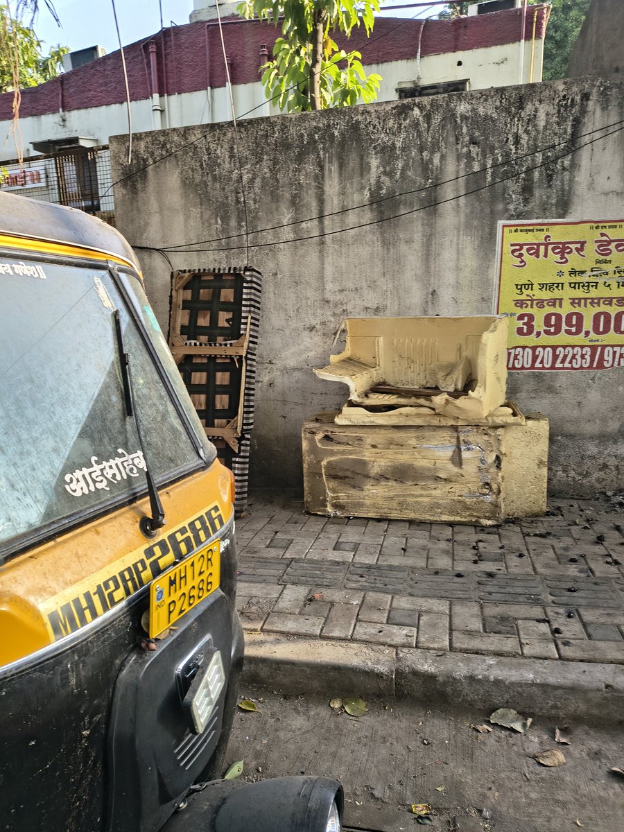 arlindk2's tweet photo. @PMCPune @PMOIndia @navalMH @ThePuneMirror
This is the state of footpath opposite Ganpati mandir Keshavrao Jedhe Path Bibwewadi . Multiple complaints made Everyone just passes the blame. Dump by bhangarwala https://t.co/pPv2gX17yC